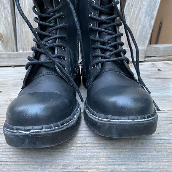 T.U.K. 10 Eye Black Matt combat boots US size 7 women’s - Picture 9 of 16